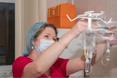 Медсестра готовит капельницу